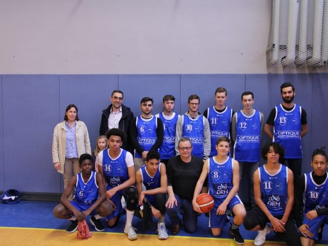 Une équipe de basket du Sporting Club d'Orvault aux couleurs de l'Optique du Petit Chantilly